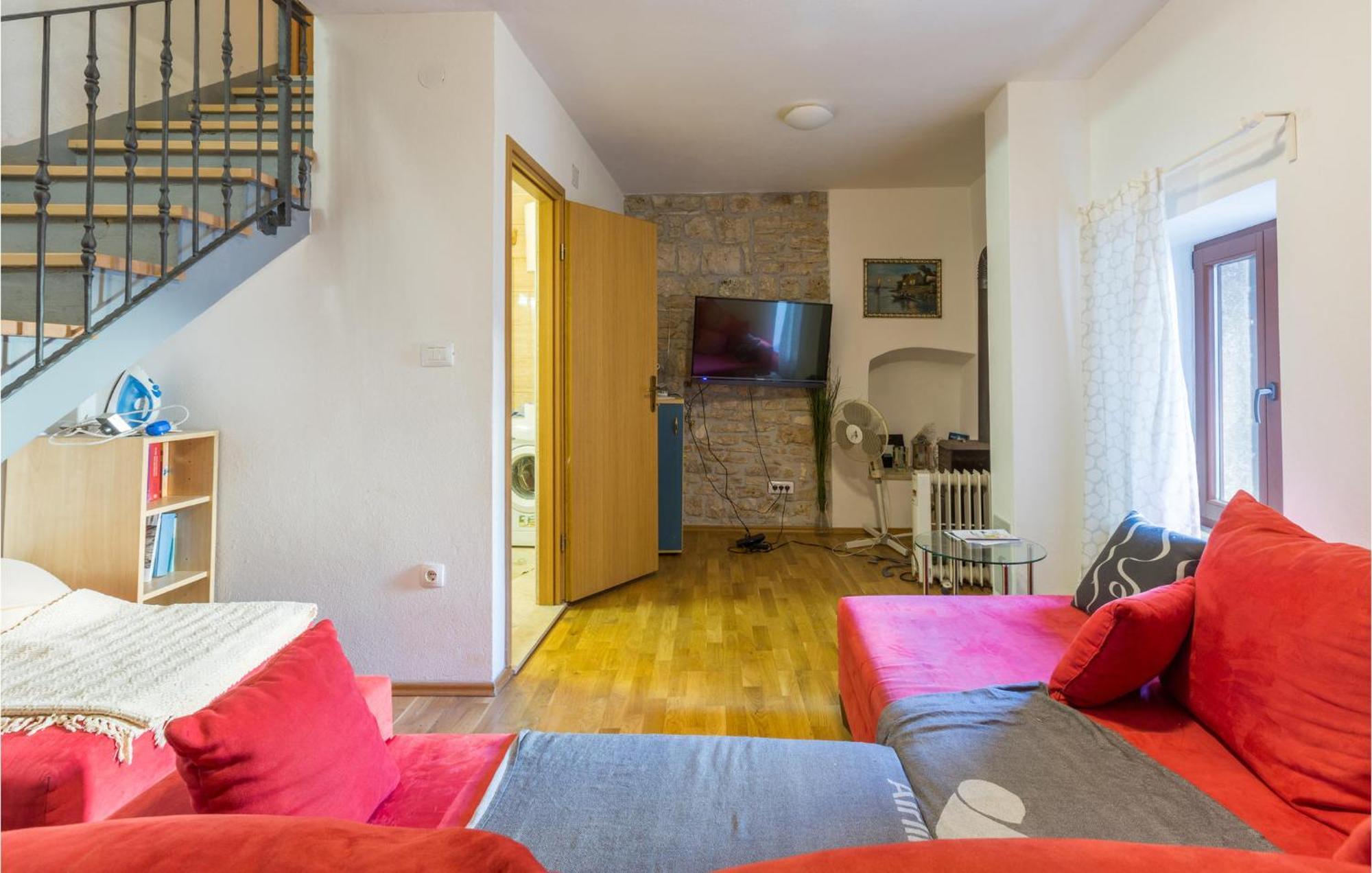 2 Bedroom Stunning Home In Bale Eksteriør bilde